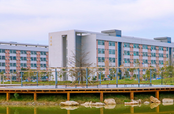 襄阳技师学院